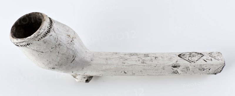 White clay pipe, marked with stalk decorated with fleur de lis stamps, clay pipe smoking equipment smoke floor pottery ceramics