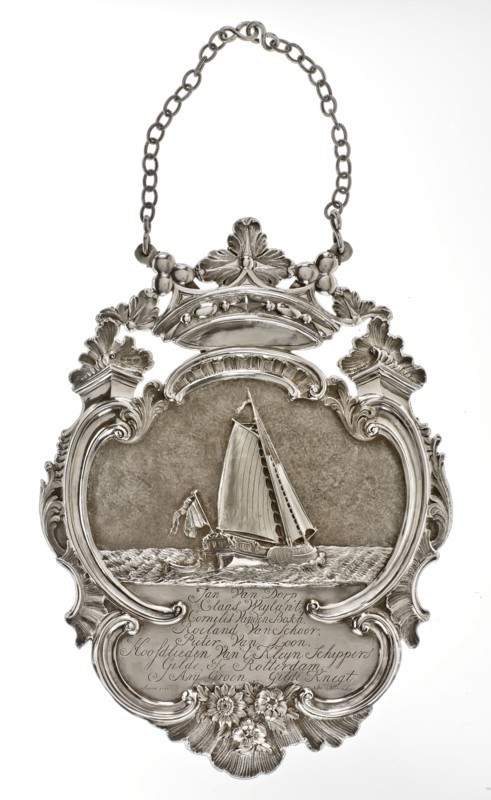 Silversmith: Kornelis Brouwer, Funeral shield of the Klein Schippersgilde, shield silver, driven hammered engraved Crowned