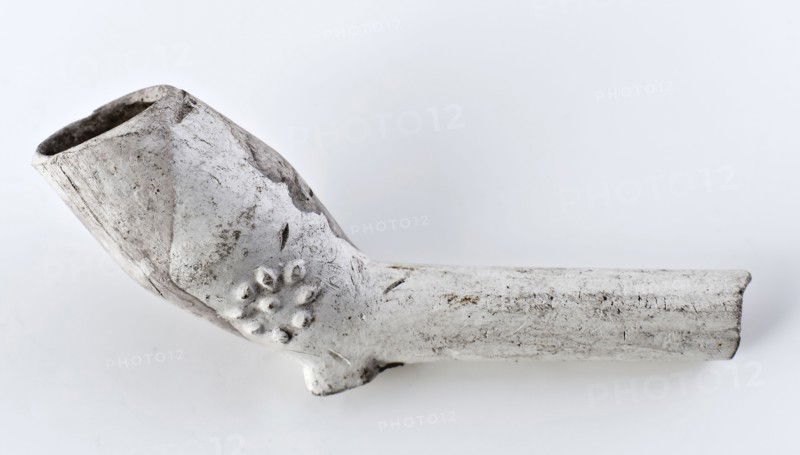 White clay pipe, unnoticed, with smooth handle and stylized Tudor rose on the kettle, clay pipe smoking equipment smoke floor