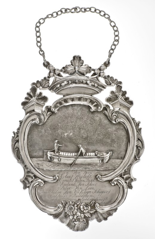 Silversmith: Kornelis Brouwer, Funeral shield of the Klein Schippersgilde, shield silver, driven hammered engraved Crowned