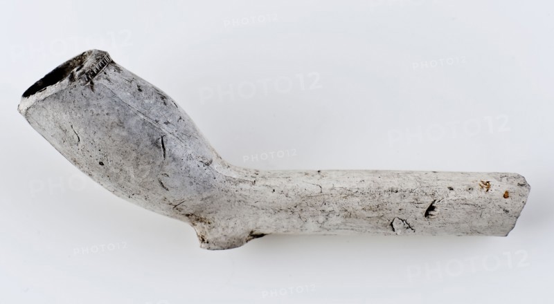 White clay pipe, unnoticed, stem decorated with fleur de lis stamp, clay pipe smoking equipment smoke floor ceramics pottery
