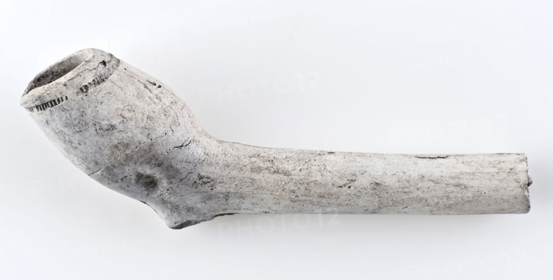 White clay pipe, unnoticed, with smooth handle, clay pipe smoking equipment smoke floor earthenware ceramics pottery, pressed