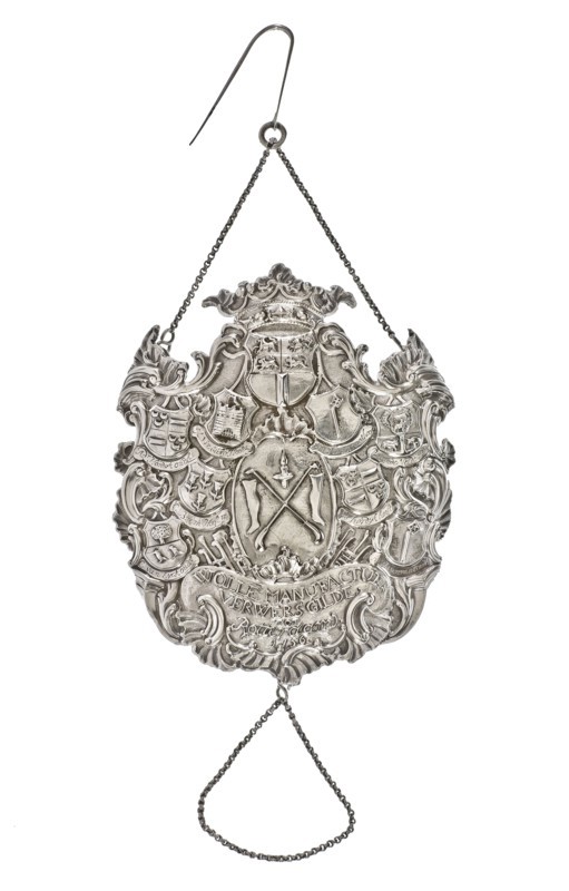 Silversmith:, Silver shield with weapons and WOLLE MANUFACTUER VERWERSGILDE, until Rotterdam 1756, coat of arms information form