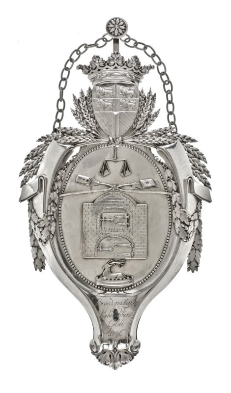 Silversmith: Abraham de Lange, Silver shield with bread pie, and Koekebakkersgilde 1796, coat of arms information form silver