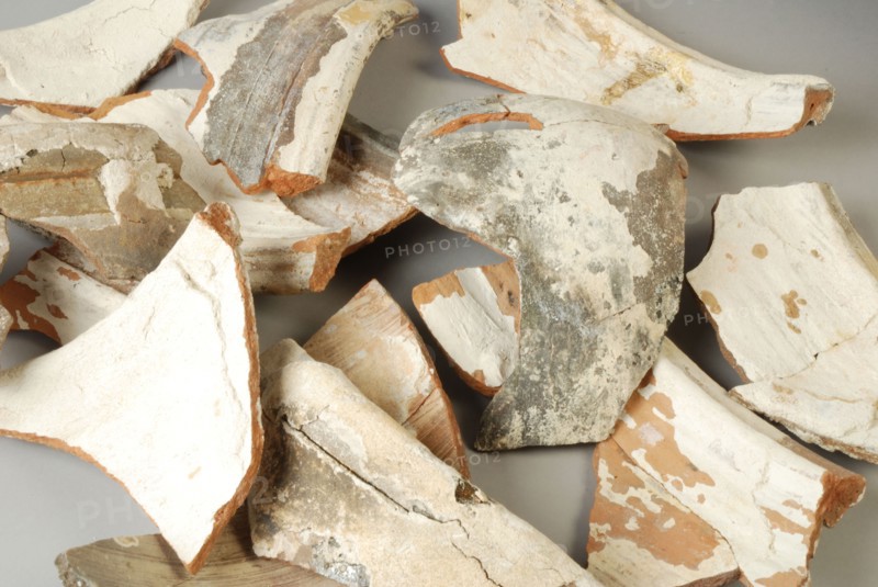 Fragments of earthenware pipe pots from the waste pit of Rotterdam pipe maker Hendrick Jansz, pipe pot holder soil found ceramic
