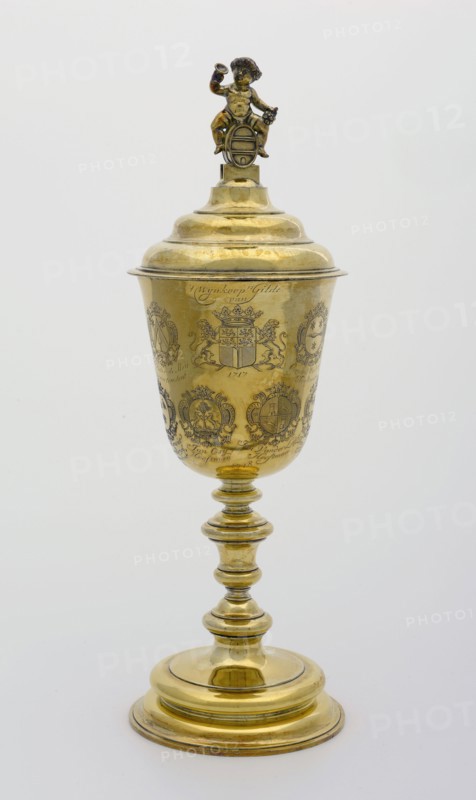Silversmith: Jesaias van Engauw, Gilt silver cup from the Rotterdam Wine Merchant Guild, goblet cup drinking utensils tableware