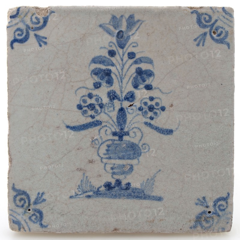 Earthenware tile with flower vase and ox head corner decoration in blue on white ground, wall tile tile visualization earth