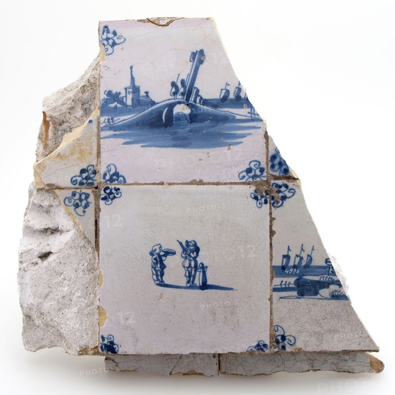 Wall fragment with tiles and tile fragments in blue on white ground, wall tile tile visual material earthenware ceramic