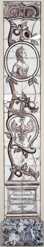 tile manufacturer Schiedamsedijk, Aalmis, Tile pilaster with portrait of Wilhelmina, princess of Prussia
