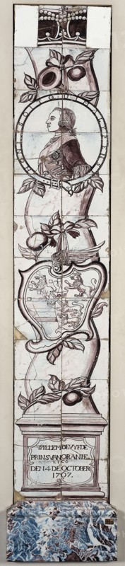 tile manufacturer Schiedamsedijk, Aalmis, Tile pilaster with portrait of William V, following his marriage on 4 October 1767