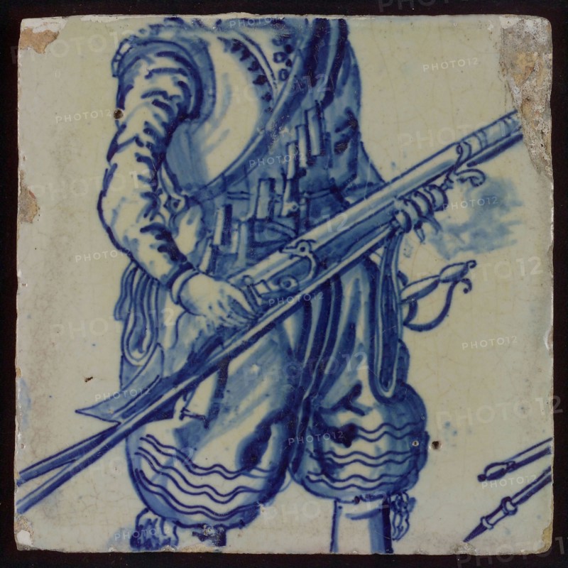 Tile of tableau with in blue torso of soldier, tile picture material fragment ceramic earthenware glaze tin glaze, baked 2x