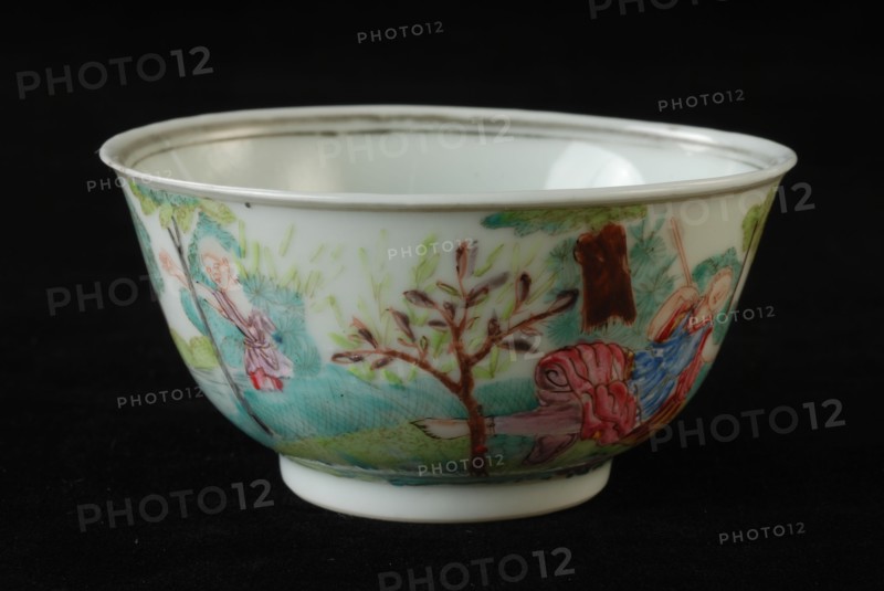 Cup of cup and saucer with lying woman and man in landscape in bushes, cup and saucer drinking utensils tableware holder