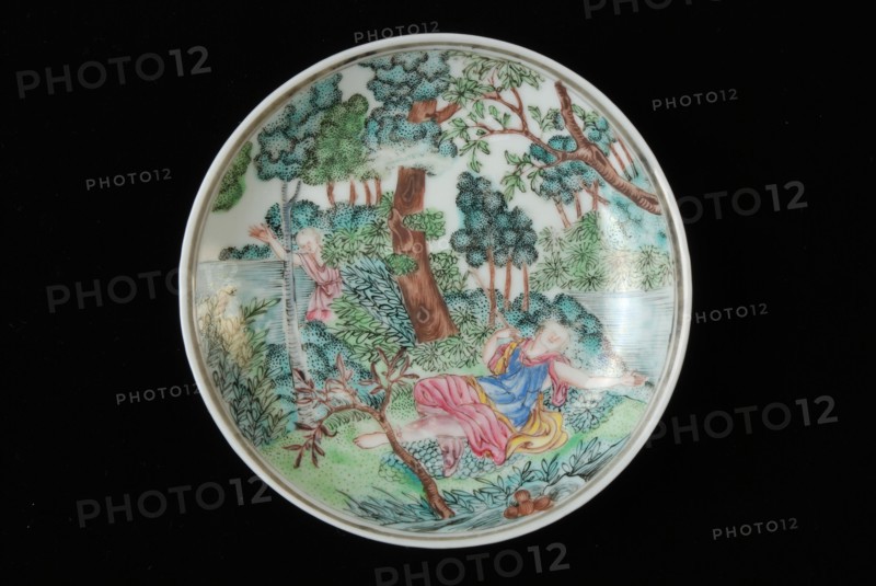 Dish of cup and saucer with lying woman and man in landscape in bushes, cup and saucer drinking utensils tableware holder