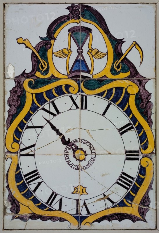 Ludolf Bakhuijzen of Arend Bakhuijzen of atelier Bakhuijzen, Tile-panel, yellow, blue, purple and green on white, clock
