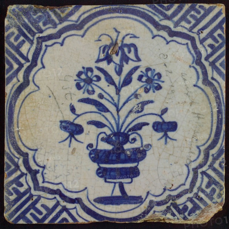 Tile with blue pot with flowers in brace-like frame; corner pattern meander, wall tile tile sculpture ceramic earthenware glaze