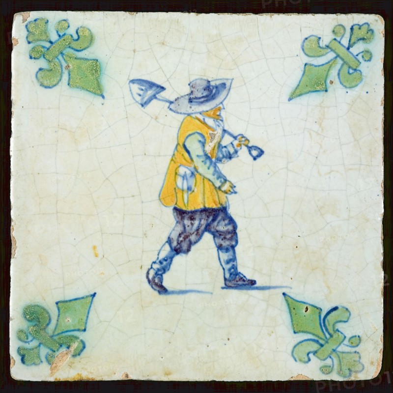 Claes Wijtmans (ca. 1570 - 1640), Figure tile, multicolored, blue, purple, yellow, green; running man with shovel over shoulder