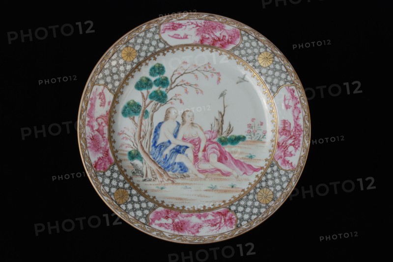 Plate of Chinese porcelain with image of love pair, plate crockery holder ceramic porcelain glaze, baked glazed painted stove