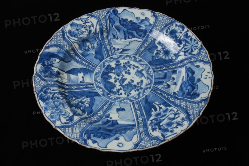 Large porcelain dish with blue Oriental landscapes and flowers, dish plate tableware holder tableware ceramics earthenware glaze