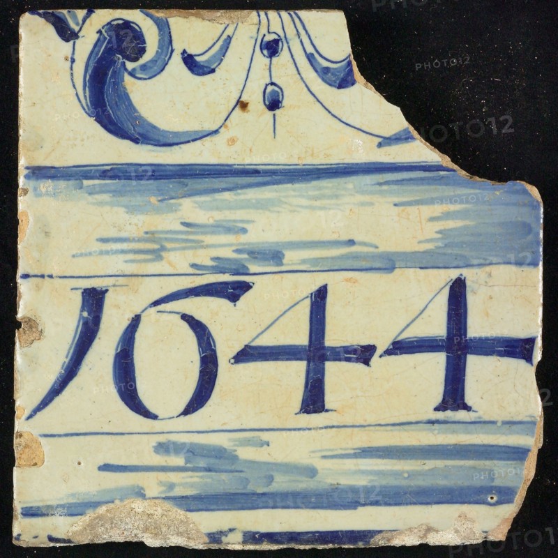 Tile of chimney pilaster, blue on white, between two blue shaded edges 1644, above part of floral motifs, chimney pilaster tile