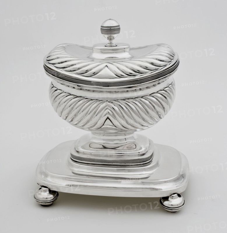 Silversmith: Jacobus Schalkwijk, Silver tobacco pot with lid on plateau with legs, tobacco pot pot holder metal silver, driven