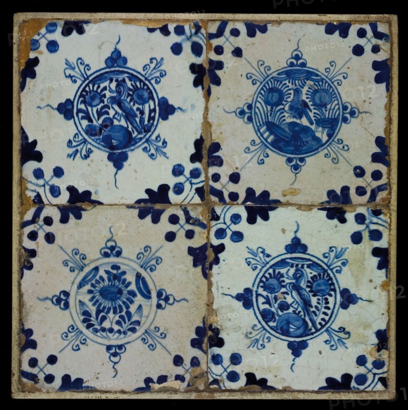 Tile field, four tiles, central decor, blue on white, three times flowers with bird in circle and flower in circle, corner motif