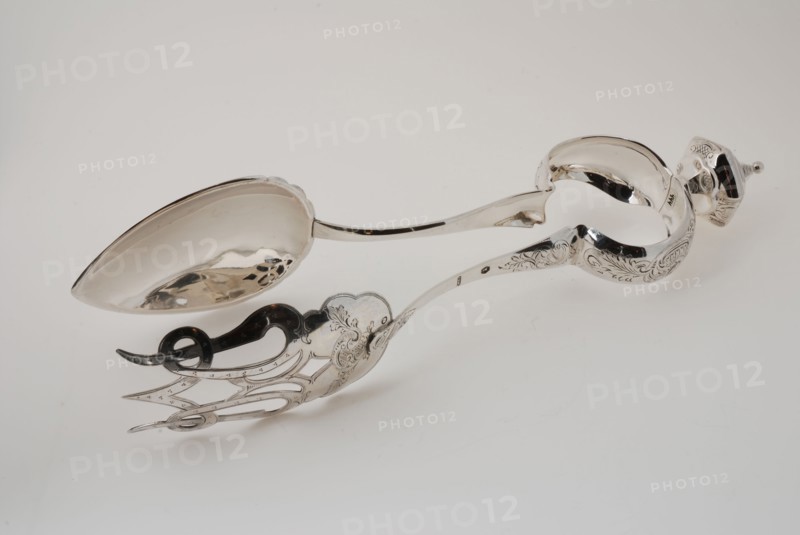 Silversmith: Willem Keller, Silver salad pliers with floral pattern, salad tongs cutlery silver, engraved sawn Pliers