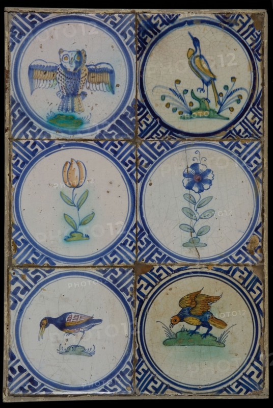 Tile field, six tiles, flower or bird in circle, orange, yellow, blue and green on white, corner motif meander, tiled field wall