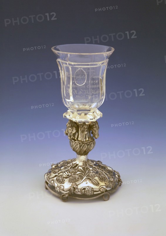 Silversmith: Jacobus Schalkwijk, Six-sided crystal goblet with The members of the Royal Honor Guard in Rotterdam to their