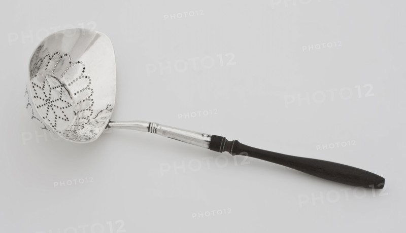 Silver tea strainer with brown wooden handle, tea strainer sieve kitchenware silver wood, perforated Spitsovale boat-shaped tray