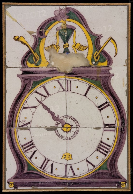 Johannes van der Wolk (1748 - 1843), Tile panel with pendulum clock with Roman numerals, I VAN DER WOLK TO ROTTERDAM, tile