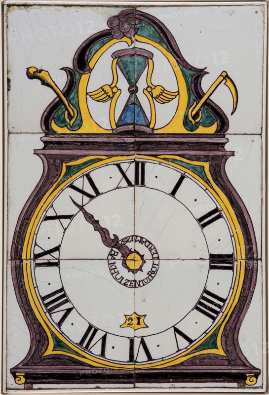 Gerrit Bakhuijzen of Ludolf Bakhuijzen of Arend Bakhuijzen of atelier Bakhuijzen, Polychrome tile picture with clock, signed