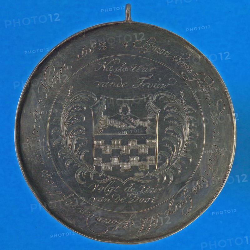 Medal on the 25-year marriage of Symon Ooms and Geertjen Blok on March 7, 1708, wedding medal medallion medal silver, engraved