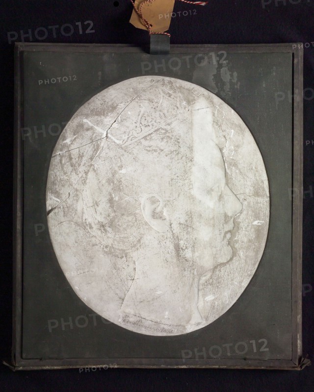 Pier Pander, Oval casting, low relief, portrait Wilhelmina, in profile, to the right, casting sculpture gypsum, signed Pier