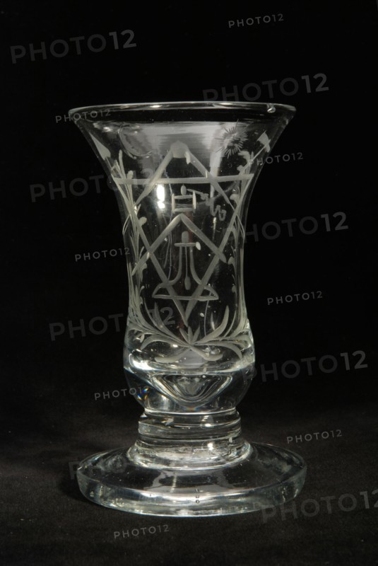Glass on foot (kanonglas) engraved with masonic symbols, drinking glass drinking utensils tableware holder lead glass glass