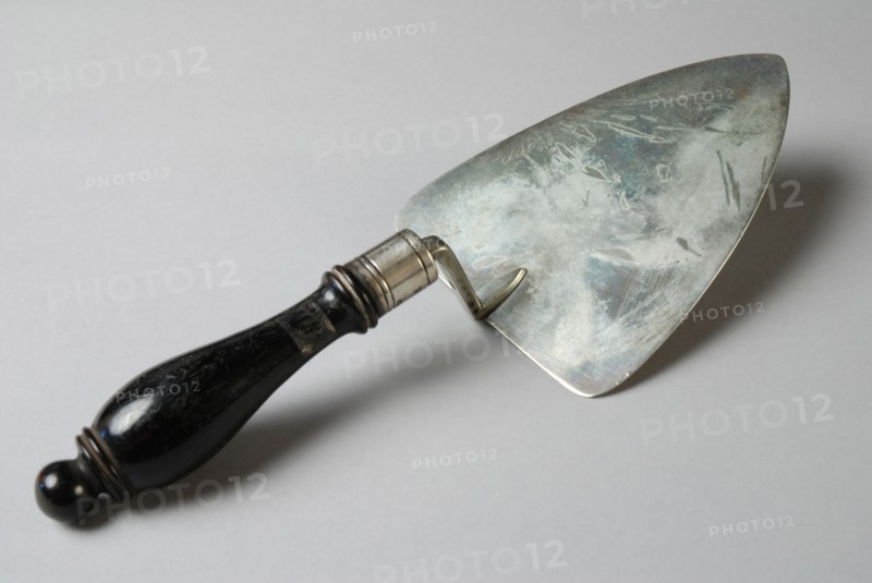 Silversmith: Baksteen en Middendorp, Silver trowel first stone foundation for statue of Piet Hein in Delfshaven, engraved with H