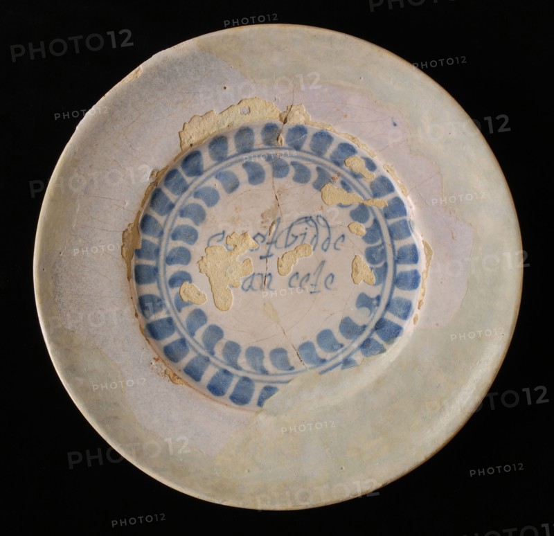 Pottery plate with saying FIRST PRAYED THEN EETE in blue on white ground, plate dish crockery holder soil find ceramic