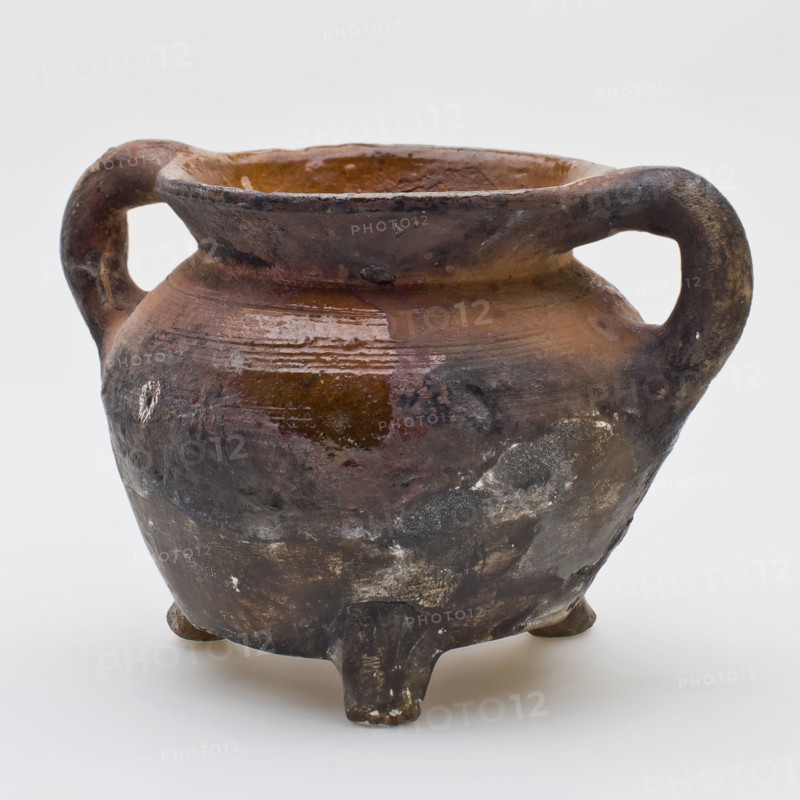 Pottery cooking pot, grape with two sausage ears, on three legs, cooking pot crockery holder kitchen utensils earthenware