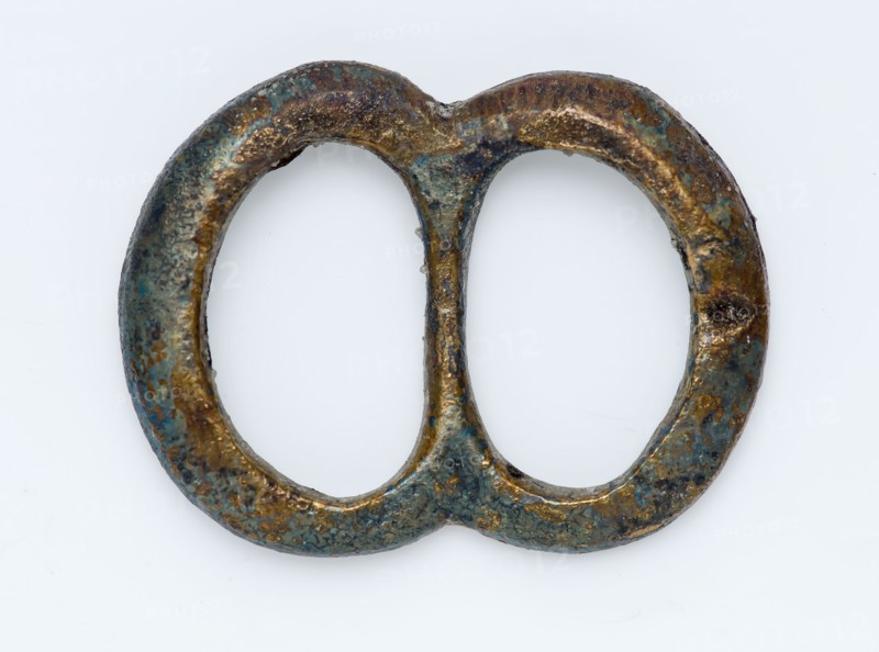 Yellow brass 8-shaped buckle, buckle fastener part soil find brass metal, archeology Rotterdam City center Stadsdriehoek