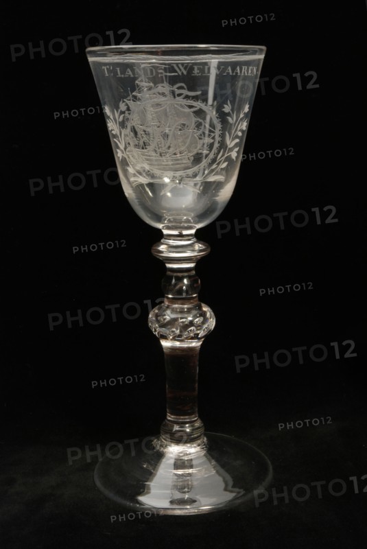 Goblet engraved with three-master, monogram KLB and T 'lands Welvaren., wineglass drinking glass drinkware tableware holder lead