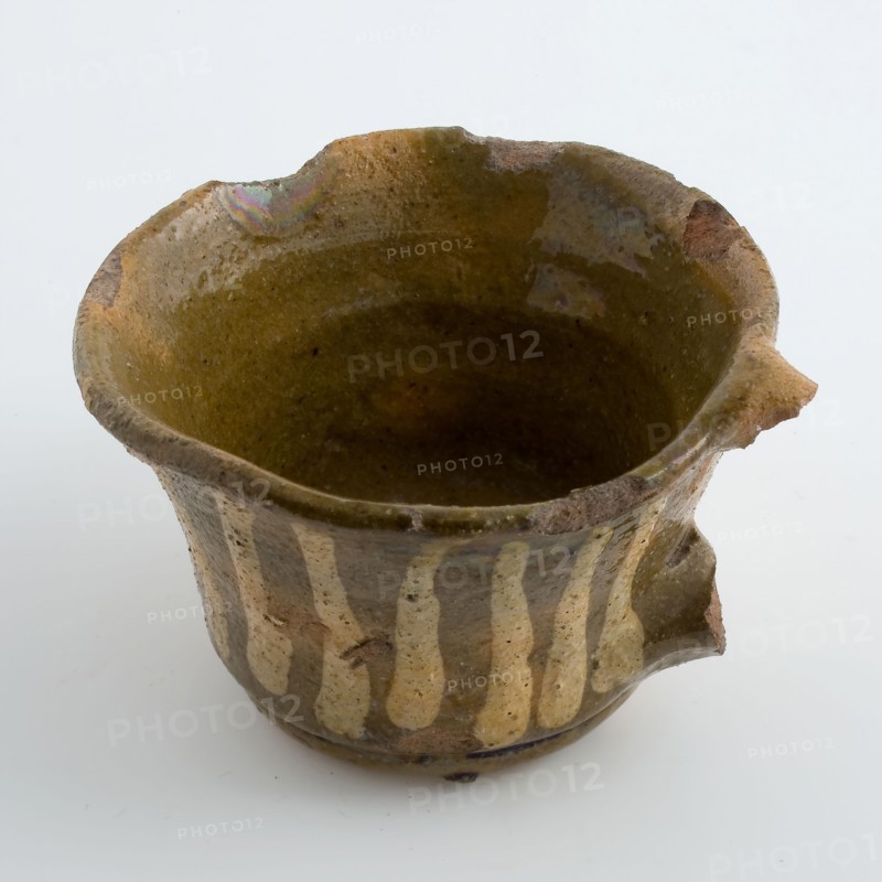 Earthenware head with wide neck and narrow foot, decorated in sludge technology, cup crockery holder soil find ceramic