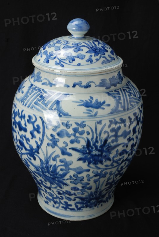 Storage jar with blue flower and leaf decoration, lid jar stock jar jar holder soil find ceramic porcelain glaze, baked painted