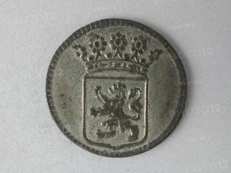 Half coin, coin of the VOC, minted in Holland, half duit currency money swap bronze metal 1.81 grams beaten Half penny. bronze