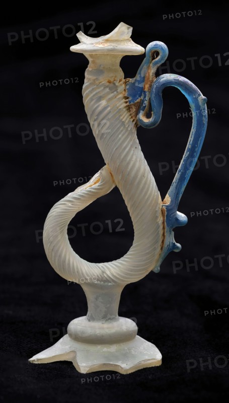 Trunk of drinking glass consisting of twisted curl and blue ear on one side, drinking glass drinking utensils tableware holder