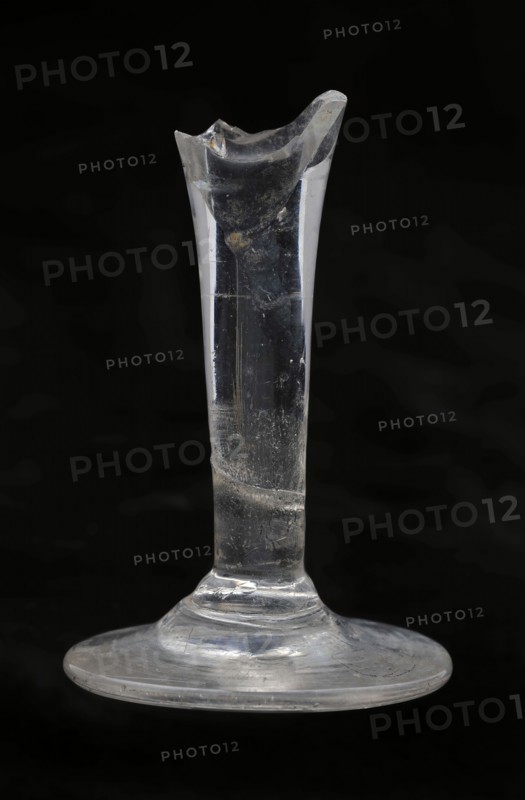 Stem of chalice on foot, slender and short trunk, pontil brand, drinking glass drinking utensils tableware holder fragment soil