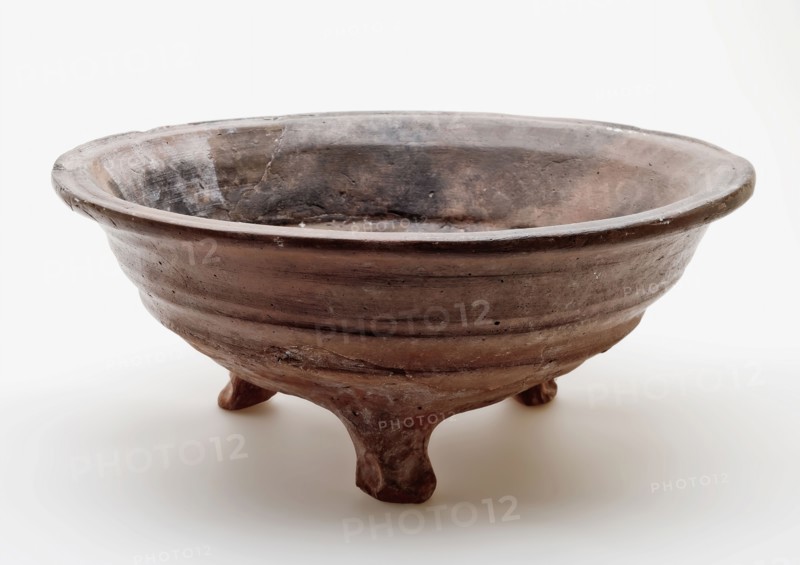 Earthenware stain on three legs, red shard and unglazed, stained-plate fire-proof tester soil found ceramic earthenware, hand
