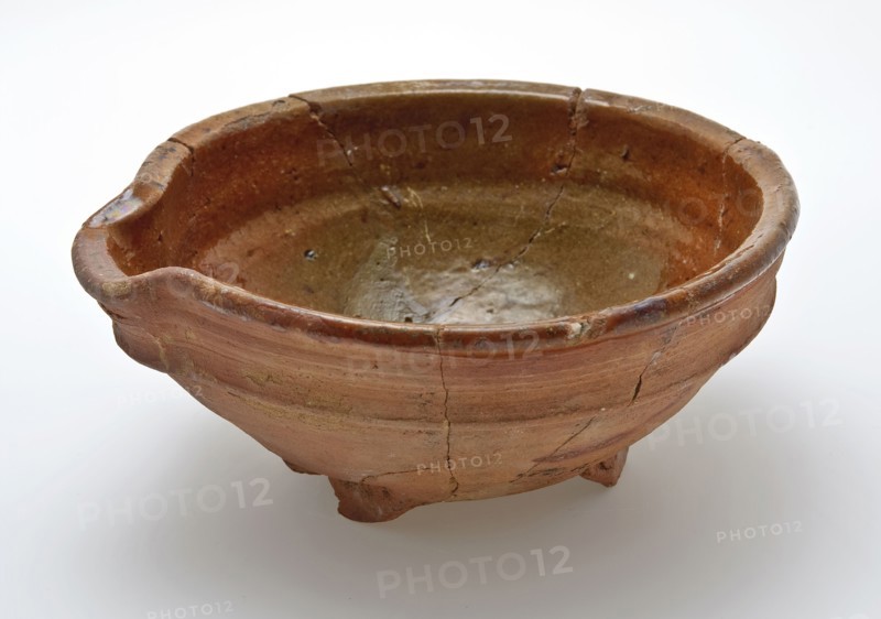 Bowl of red earthenware on three stand fins, wide shank, internally glazed, bowl crockery holder soil find ceramic earthenware
