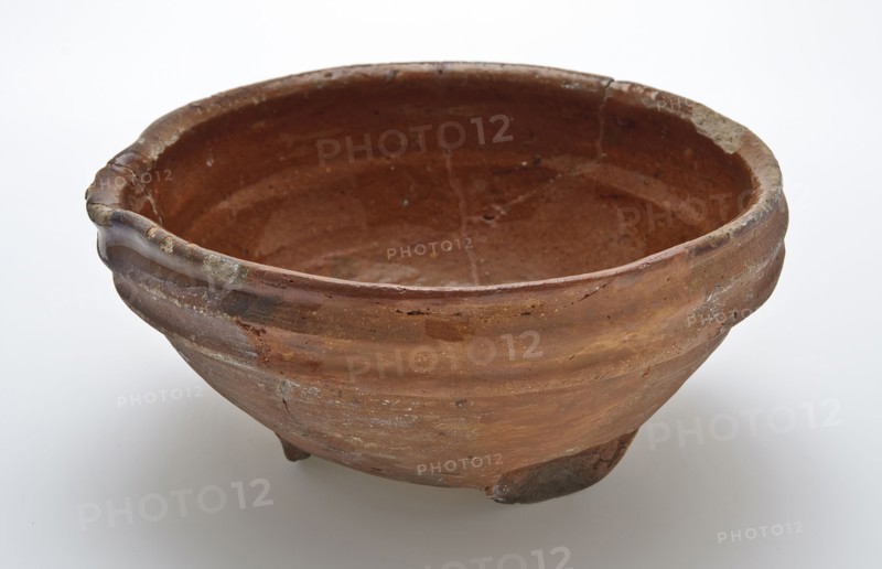 Bowl of red earthenware on three stand fins, wide shank, internally glazed, bowl crockery holder soil find ceramic earthenware