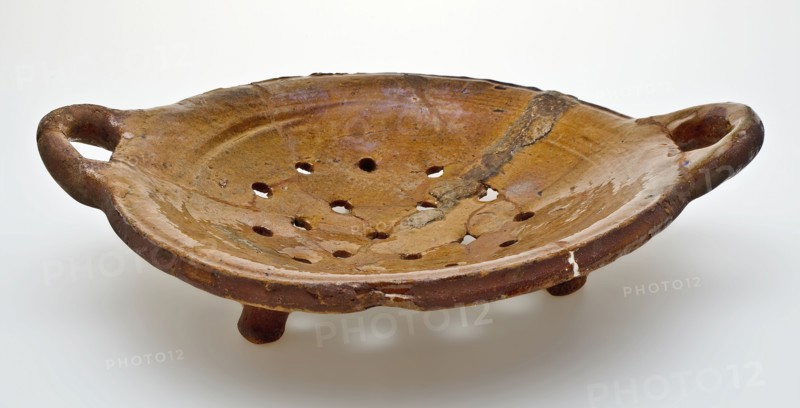 Colander of red earthenware on three legs with thick, lying sausage ears, glazed, colander kitchen equipment earthquake ceramic