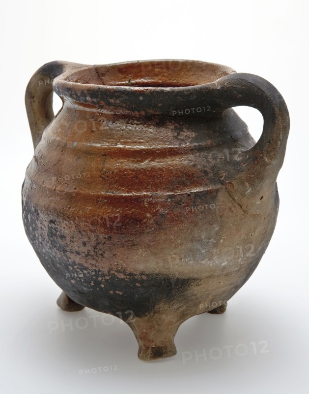 Grape of red earthenware on three legs, two sausages, glazed, two ridges over the shoulder, grape cooking pot tableware holder