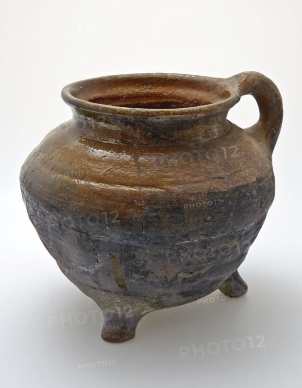 Large cooking jug, grape model of red earthenware on three legs, sausage ear, sparingly glazed, grape cooking pot crockery
